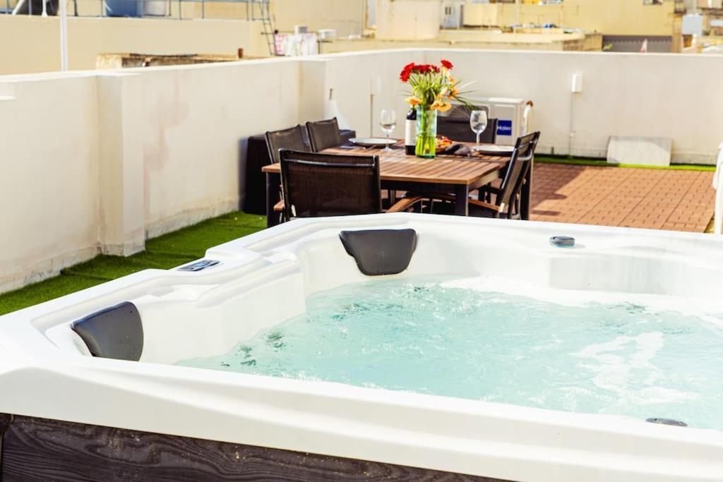Luxury Designer Penthouse With Private Jacuzzi Apartment Sliema Ngoại thất bức ảnh